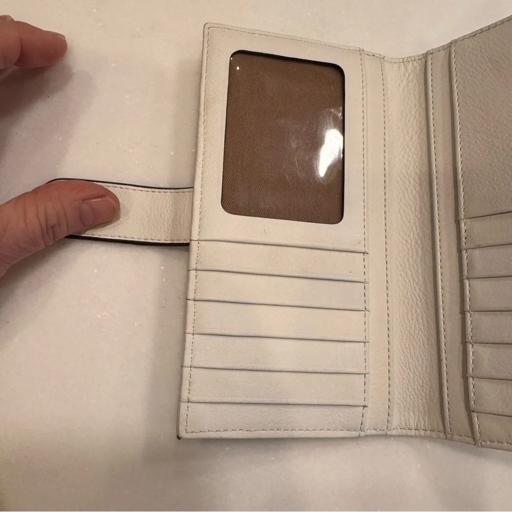 ANTONIO MILANI Women’s White leather long bifold snap close wallet